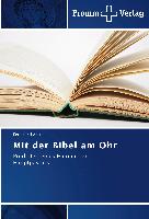 Mit der Bibel am Ohr