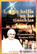 La luz brilla en las tinieblas : el pensamiento de Benedicto XVI