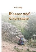 Wasser und Croissants