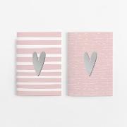 2er Set Notizheft DIN A5 (blanko) in rosa mit 2 verschiedenen Herz-Motiven und jeweils 40 Seiten in weiß mit 120 g Papier. Vorderseite mit hochwertiger Silberfolien-Veredelung