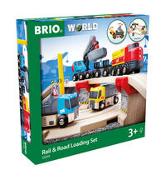 BRIO World 33210 Straßen & Schienen Steinverlade Set – Inklusive Frachtlok mit Kranwagen, zwei LKWs und Straßenplatten – Geeignet für Kinder ab 3 Jahren