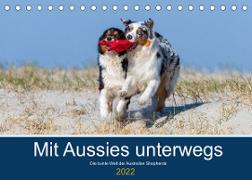 Mit Aussies unterwegs - Die bunte Welt der Australian Shepherds (Tischkalender 2022 DIN A5 quer)