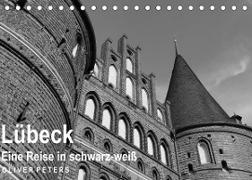 Lübeck - Eine Reise in schwarz-weiß - Oliver Peters (Tischkalender 2022 DIN A5 quer)