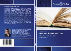 Mit der Bibel am Ohr