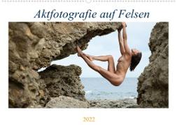 Aktfotografie auf Felsen (Wandkalender 2022 DIN A2 quer)