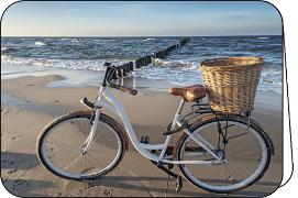 Doppelkarte. Fahrrad am Strand