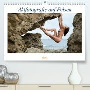 Aktfotografie auf Felsen (Premium, hochwertiger DIN A2 Wandkalender 2023, Kunstdruck in Hochglanz)