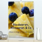 Blaubeeren, Himbeeren & Co - Makrofotografie in der Küche (Premium, hochwertiger DIN A2 Wandkalender 2023, Kunstdruck in Hochglanz)