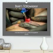 Beim Tätowierer (Premium, hochwertiger DIN A2 Wandkalender 2023, Kunstdruck in Hochglanz)