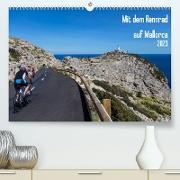 Mit dem Rennrad auf MallorcaAT-Version (Premium, hochwertiger DIN A2 Wandkalender 2023, Kunstdruck in Hochglanz)