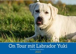 On Tour mit Labrador Yuki (Wandkalender 2023 DIN A2 quer)