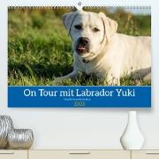 On Tour mit Labrador Yuki (Premium, hochwertiger DIN A2 Wandkalender 2023, Kunstdruck in Hochglanz)