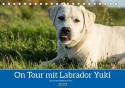 On Tour mit Labrador Yuki (Tischkalender 2023 DIN A5 quer)