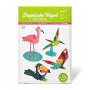 Papierspielzeugset. 4 tropische Vögel