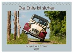 Die Ente ist sicher - Fahrspaß mit 2 CV Dolly (Tischkalender 2024 DIN A5 quer), CALVENDO Monatskalender