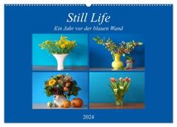 Still Life - Blumen vor der blauen Wand (Wandkalender 2024 DIN A2 quer), CALVENDO Monatskalender