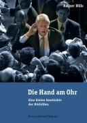 Die Hand am Ohr